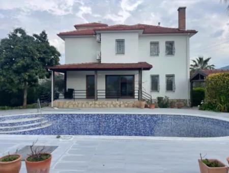 Okçular'da 1007M2 Arsa İçinde Satılık Villa